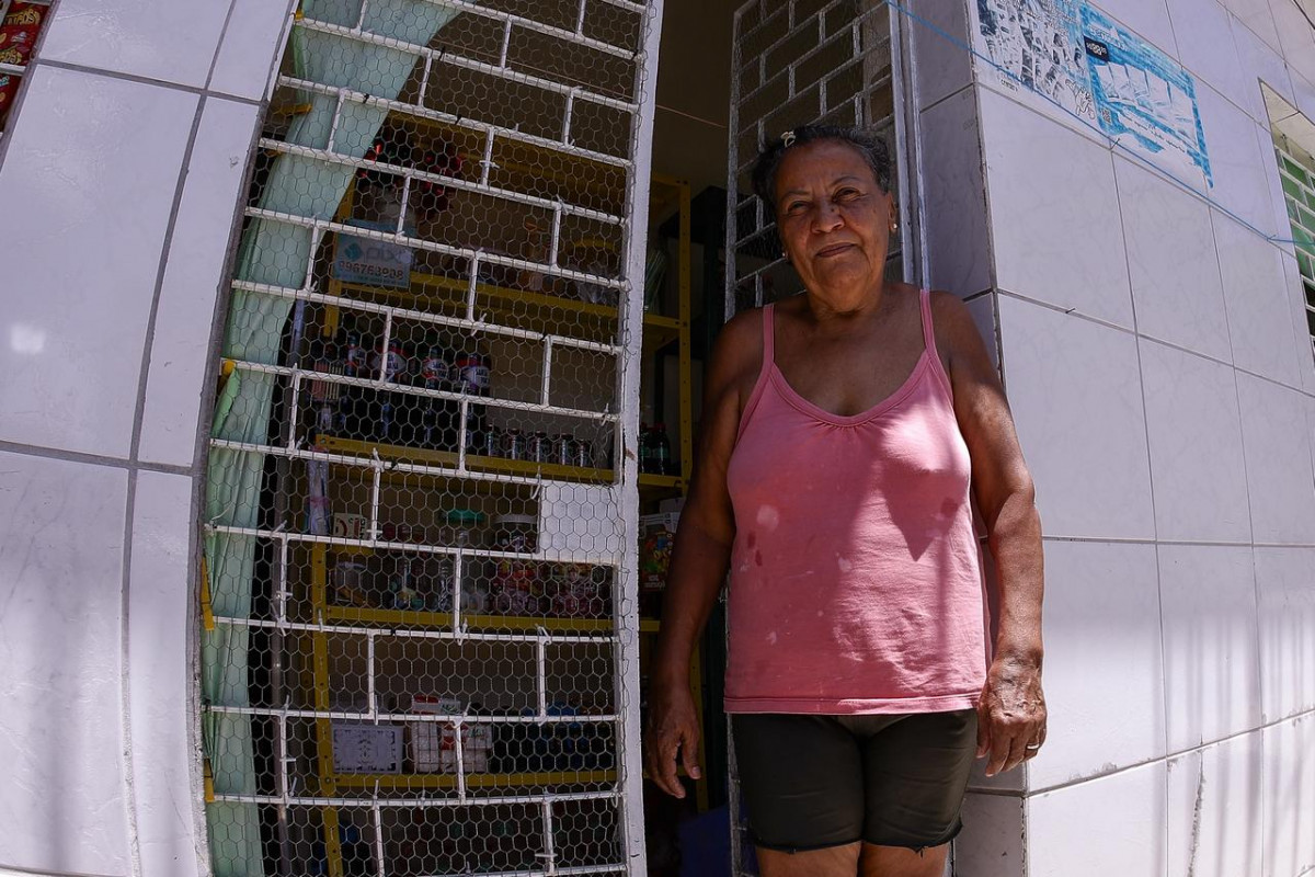 Maria dos Prazeres telou grades para evitar acesso de ratos a sua casa, próxima à Avenida São Paulo, em Três Carneiros Alto (Rafael Vieira/DP Foto)