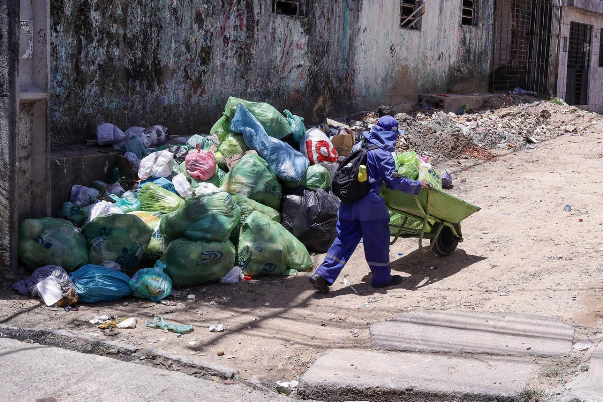 Comerciantes dizem que lixo acumulado na avenida espanta clientela e atrapalha logística, em Três Carneiros Alto (Rafael Vieira/DP Foto)