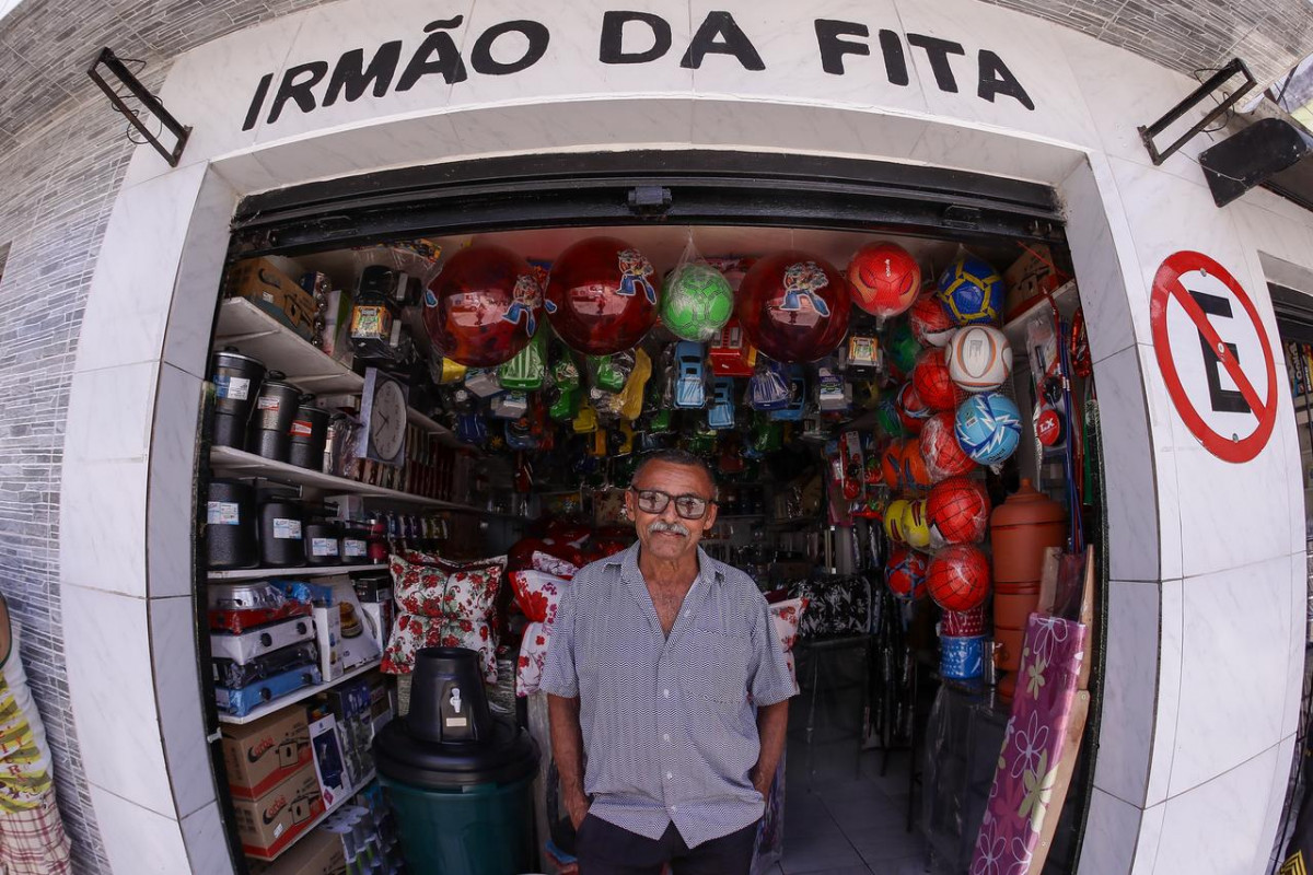 Comerciantes dizem que lixo acumulado na avenida espanta clientela e atrapalha logística, em Três Carneiros Alto (Rafael Vieira/DP Foto)