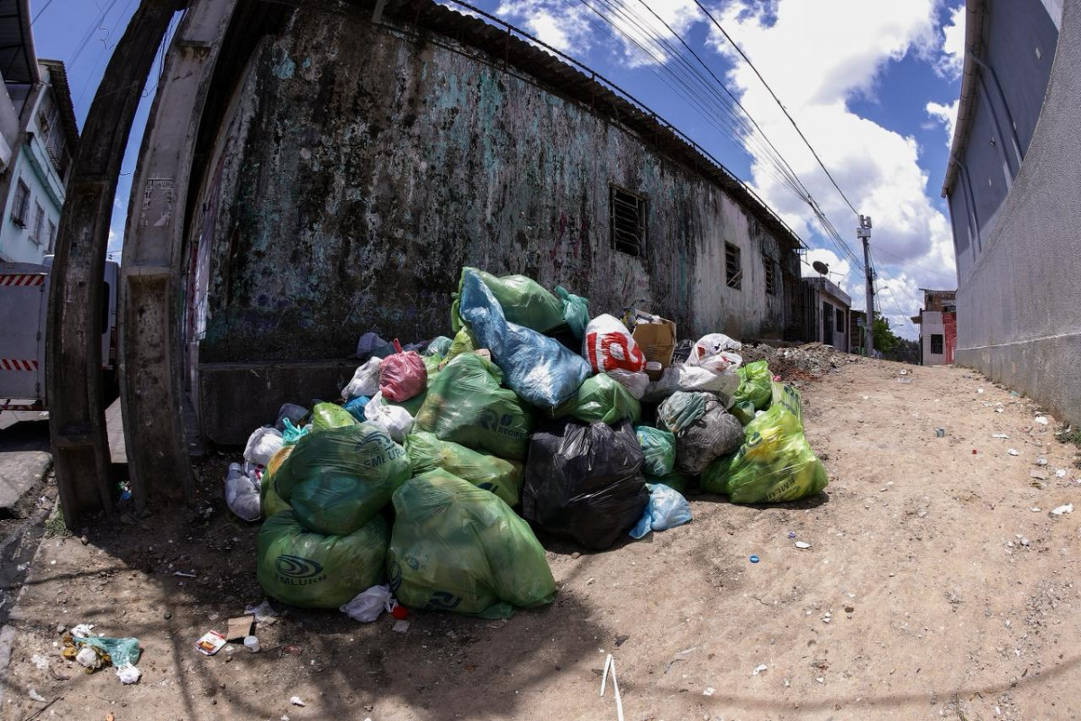 Comerciantes do mercado do bairro dizem que lixo acumulado na avenida espanta clientela e atrapalha logística, em Três Carneiros Alto (Rafael Vieira/DP Foto)