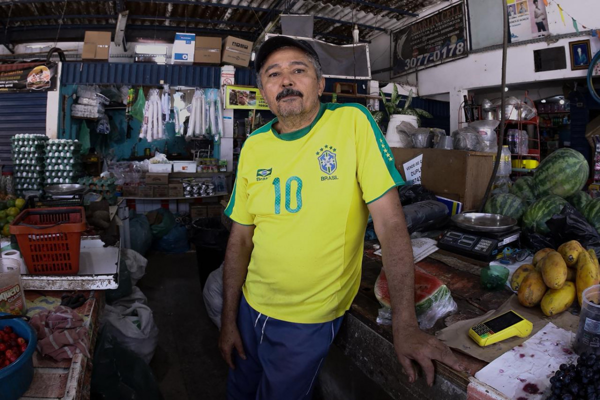 Comerciantes do mercado do bairro dizem que lixo acumulado na avenida espanta clientela e atrapalha logística, em Três Carneiros Alto (Rafael Vieira/DP Foto)