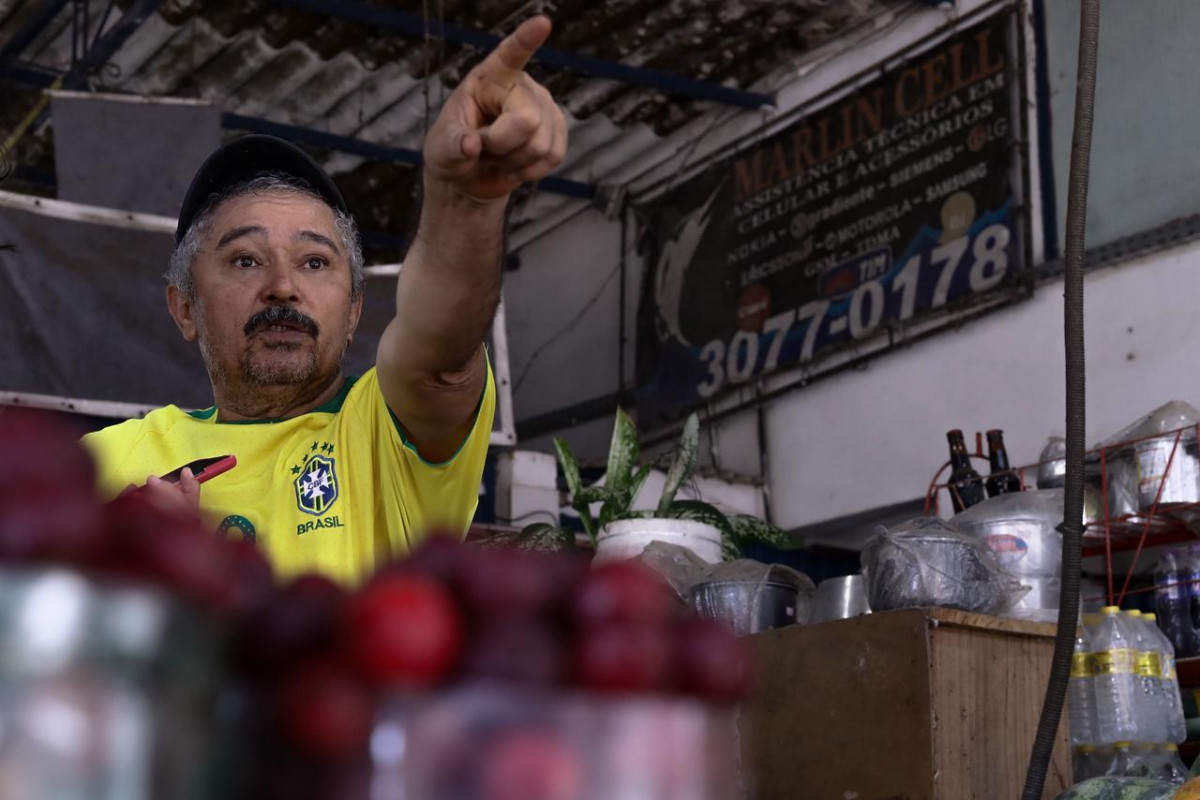 Comerciantes do mercado do bairro dizem que lixo acumulado na avenida espanta clientela e atrapalha logística, em Três Carneiros Alto (Rafael Vieira/DP Foto)