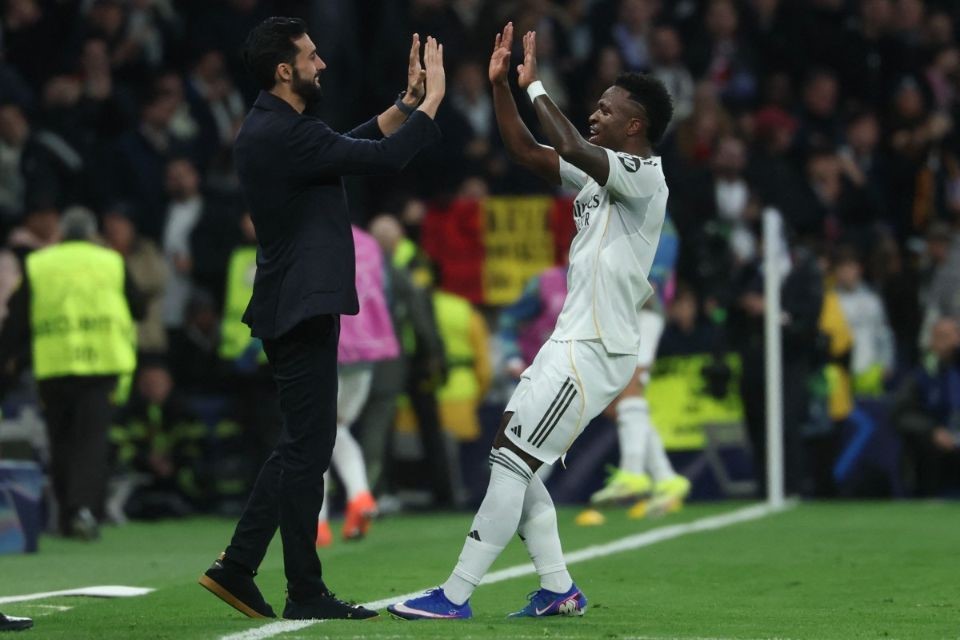 Vinicius Júnior e técnico Álvaro Arbeloa em partida do Real Madrid/PIERRE-PHILIPPE MARCOU / AFP