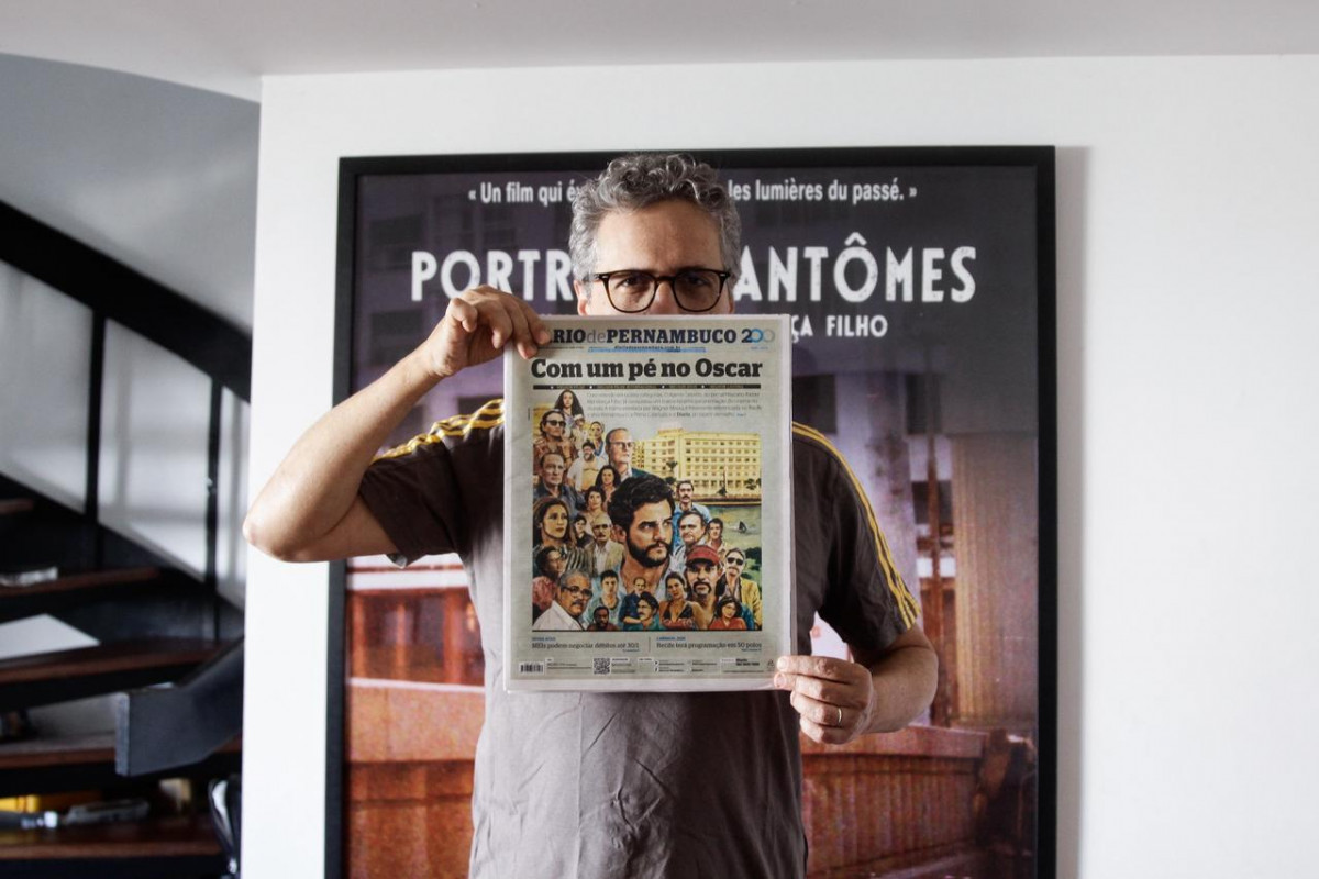 Kleber Mendonça Filho posa com a edição histórica do Diario de Pernambuco, publicada nesta sexta-feira (23)/Foto: Marina Torres/DP Foto