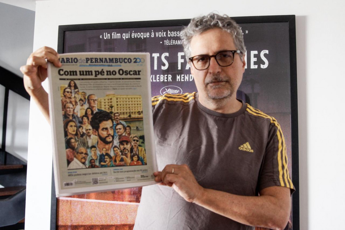 Kleber Mendonça Filho posa com a edição histórica do Diario de Pernambuco, publicada nesta sexta-feira (23) (Foto: Marina Torres/DP Foto)