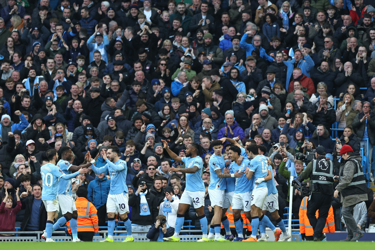 Elenco do Manchester City em jogo válido pela Premier League/DARREN STAPLES / AFP