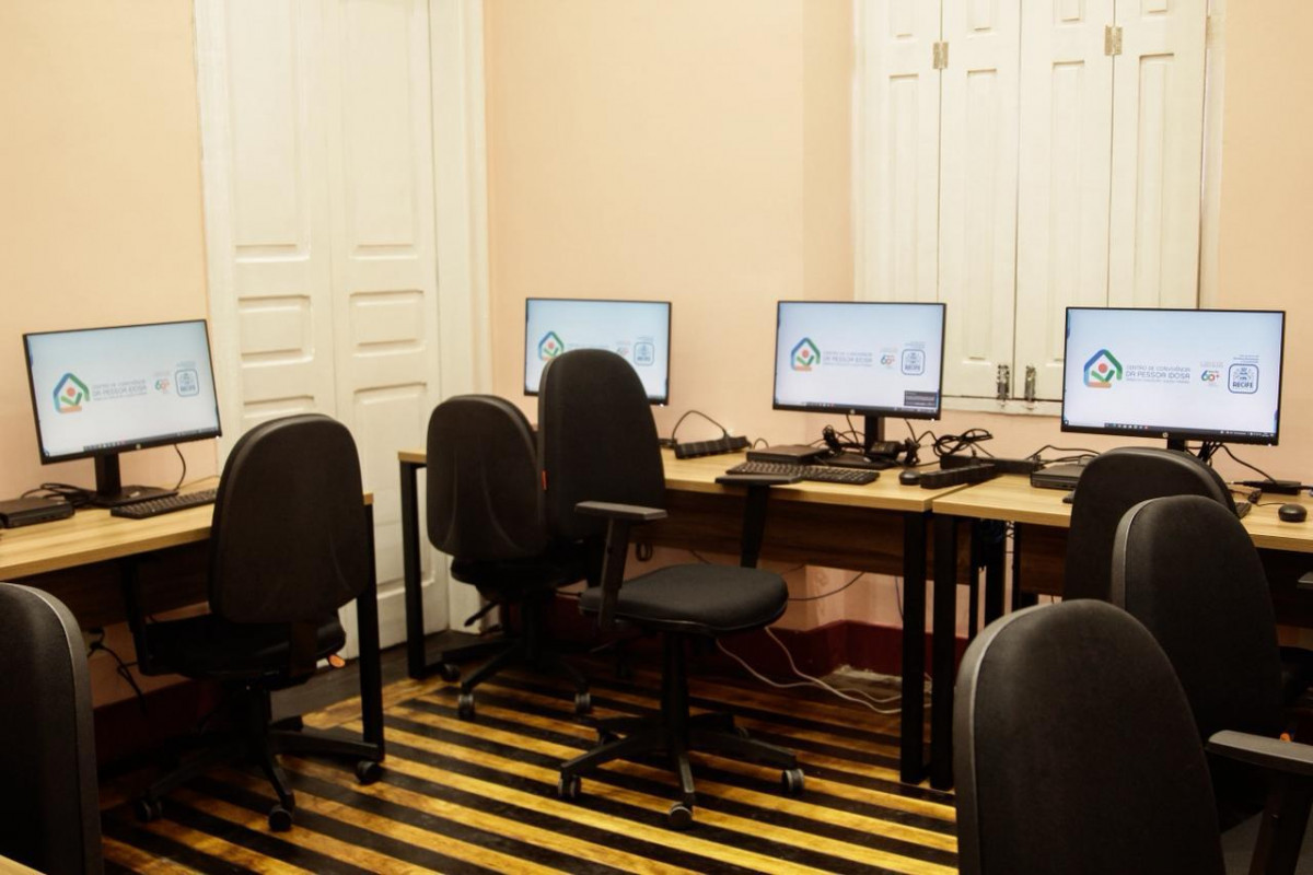 Novo espaço de convivência da terceira idade do Recife ressignifica uma história marcada por violência contra idosos (Foto: Marina Torrres/DP Foto)