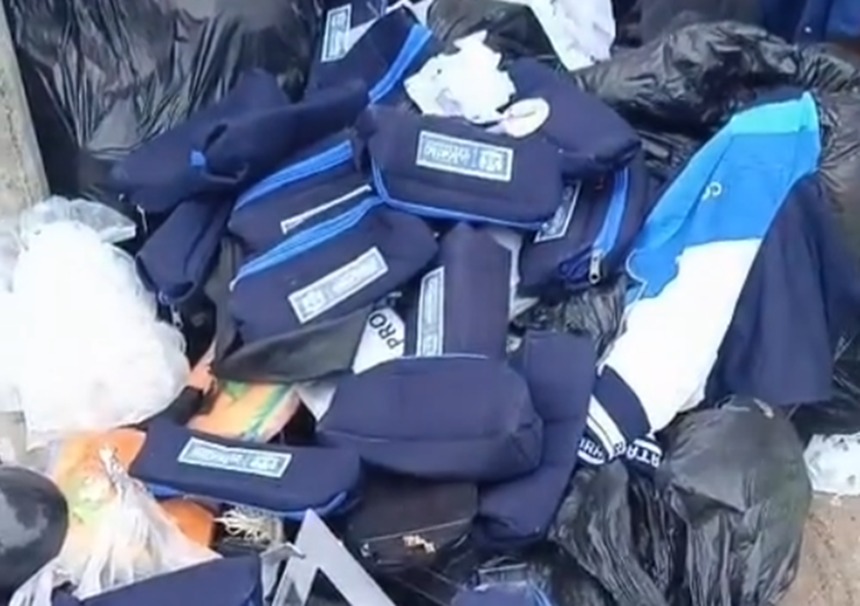 Material escolar encontrado em lixo./Foto: Reprodução