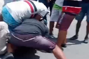 Homem &eacute; agredido por torcedores do Santa Cruz.