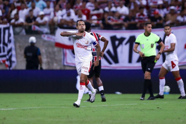 Vin&iacute;cius, atacante e capit&atilde;o do N&aacute;utico