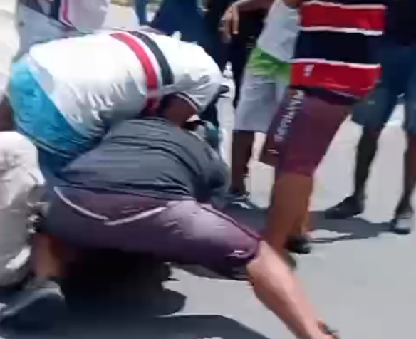 Homem é agredido por torcedores do Santa Cruz./Foto: Reprodução/Redes sociais