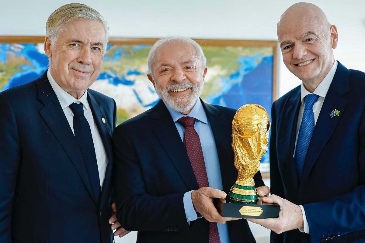 O técnico da Seleção Brasileira, Carlo Ancelotti, o presidente Lula e o presidente da Fifa, Gianni Infantino, em encontro no Planalto/RICARDO STUCKERT / BRAZILIAN PRESIDENCY / AFP