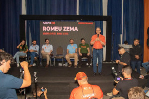 "Deus s&oacute; existe no c&eacute;u. Aqui na Terra s&oacute; h&aacute; humanos", diz Romeu Zema sobre lideran&ccedil;a de Bolsonaro