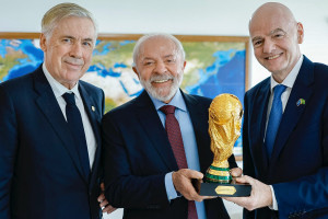 O t&eacute;cnico da Sele&ccedil;&atilde;o Brasileira, Carlo Ancelotti, o presidente Lula e o presidente da Fifa, Gianni Infantino, em encontro no Planalto