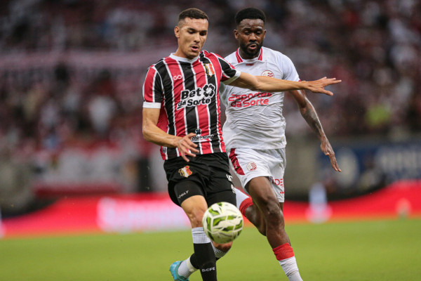 Matheus Vin&iacute;cius, zagueiro do Santa Cruz