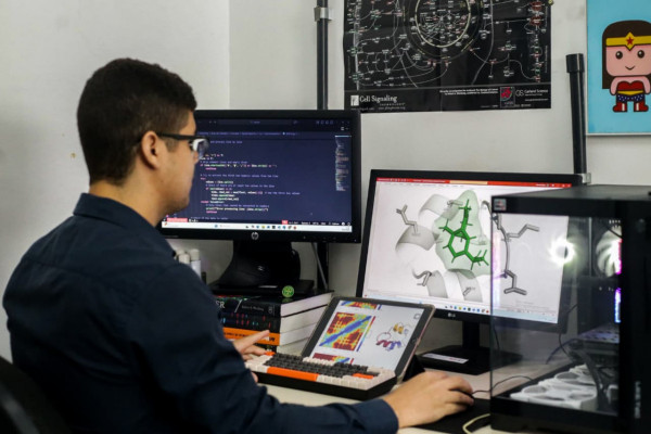 Por meio das simulações computacionais, foram observadas que as moléculas cariofileno e copaeno, presentes no óleo de copaíba, desenvolvem uma "barreira de proteção nos neurônios"
 (Fotos: Crysli Viana/ DP Foto)