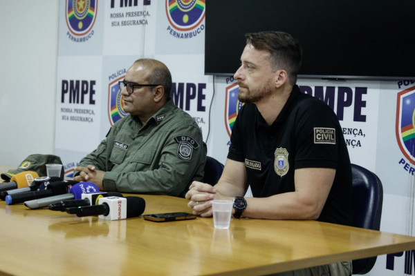 Diretor adjunto de operações da PMPE, coronel Hélio Ribeiro, e o delegado de Repressão à Intolerância Esportiva, Raul Carvalho