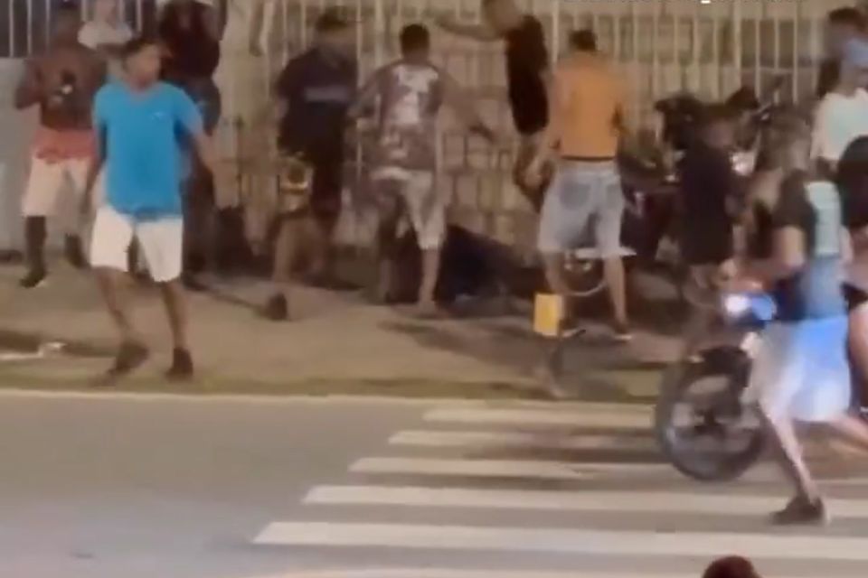 Vídeos que circulam nas redes sociais registram o momento em que um homem é espancado brutalmente por um grupo, enquanto estava no chão./Foto: Reprodução / Redes sociais