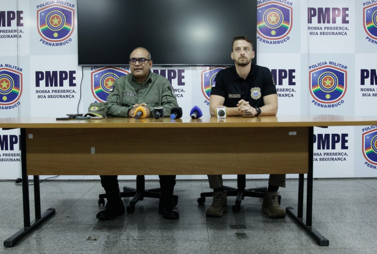 Diretor adjunto de operações da PMPE, coronel Hélio Ribeiro, e o delegado de Repressão à Intolerância Esportiva, Raul Carvalho (Foto: Marina Torres/DP)