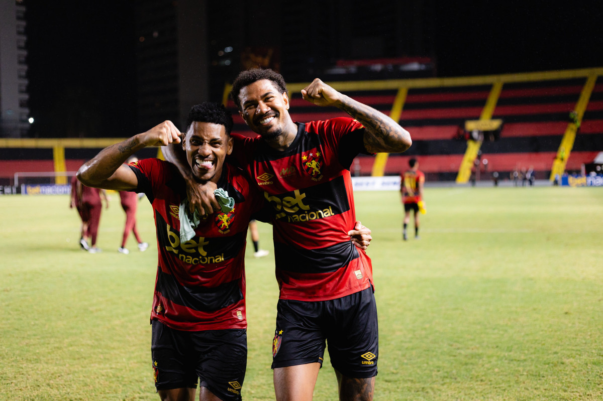 Pelo Sport, o lateral-esquerdo Felipinho e o volante Zé Gabriel/Paulo Paiva/Sport Recife