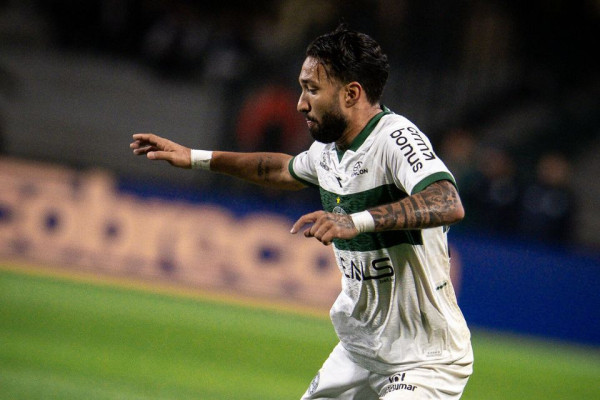 Atacante Clayson em a&ccedil;&atilde;o pelo Coritiba
