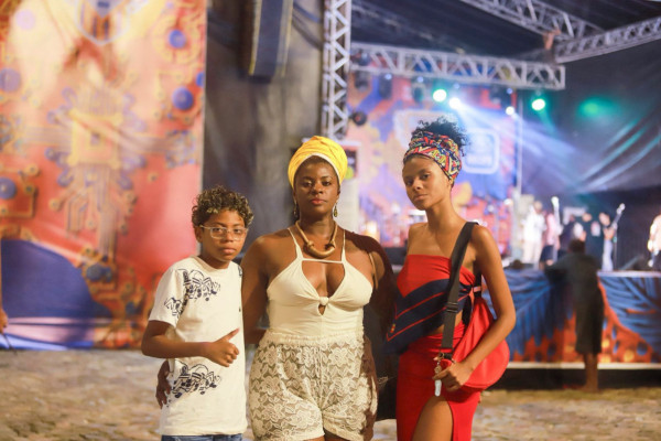 Mirtes levou os filhos para celebrarem a Terça Negra de Carnaval  (Foto:  Karol Rodrigues/DP)