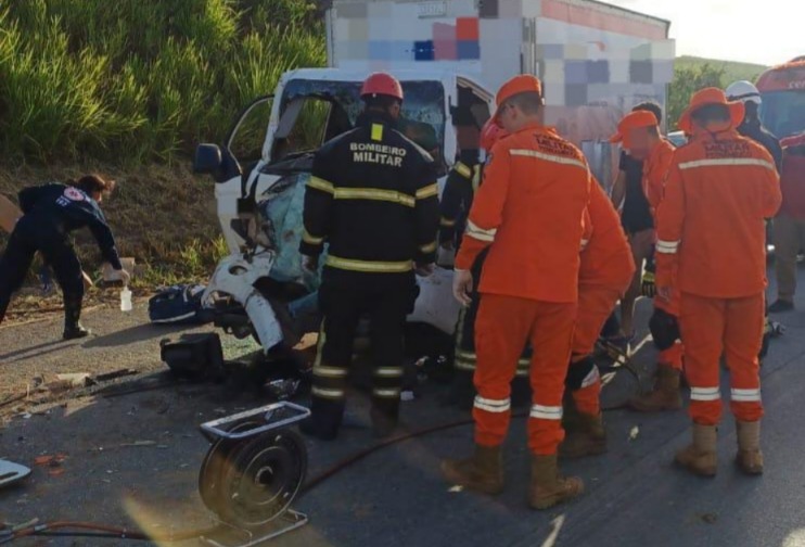 Motorista de caminhonete fica preso às ferragens em acidente e é resgatado de helicóptero na Mata Sul/Ascom/PRF