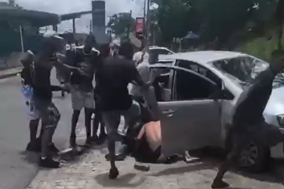 Quatro pessoas envolvidas nas agressões foram identificadas e presas no último domingos/REPRODUÇÃO/VÍDEO