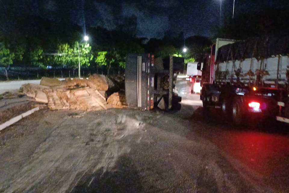 Caminhão carregado de palets tombou na madrugada desta terça/DIVULGAÇÃO/PRF