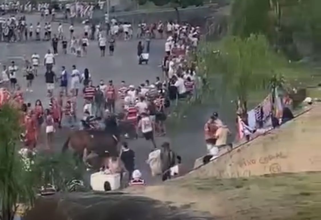 Cavalo da PM atropela duas torcedoras antes do clássico de domingo, na Arena Pernambuco; Confira o vídeo/Reprodução/Redes Sociais