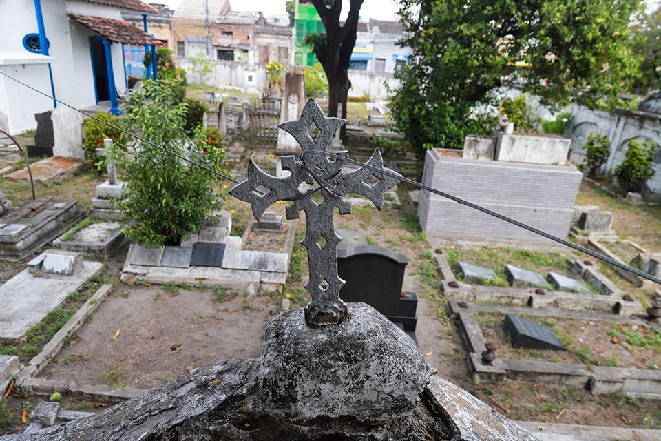 Cemitério dos Ingleses, patrimônio histórico com mais de dois séculos, é alvo de furtos e vandalismos/KAROL RODRIGUES/DP