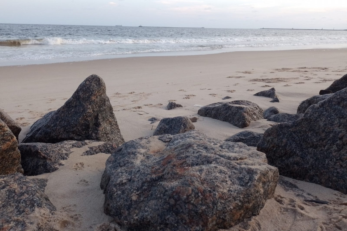 Pedras em que adolescente foi apiado têm manchas de sangue./Foto: Marília Parente/DP Foto