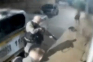 Registro da viol&ecirc;ncia contra o cachorro durante abordagem policial