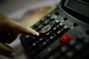 Endividamento das fam&iacute;lias sobe a 49,8% em novembro, de 49,3% em outubro, afirma BC