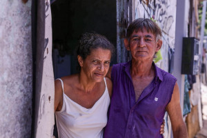 Vanessa Cristina, de 44 anos, e o companheiro Jo&atilde;o Alves, de 64 anos; Residente da comunidade do Arco-&iacute;ris h&aacute; 15 anos