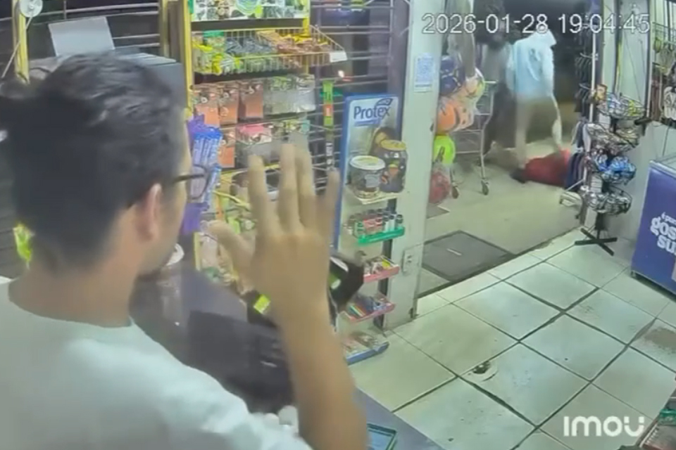 Imagens da câmera de segurança mostram momentos em que cliente idoso é chutado por criminoso/REPRODUÇÃO/VÍDEO