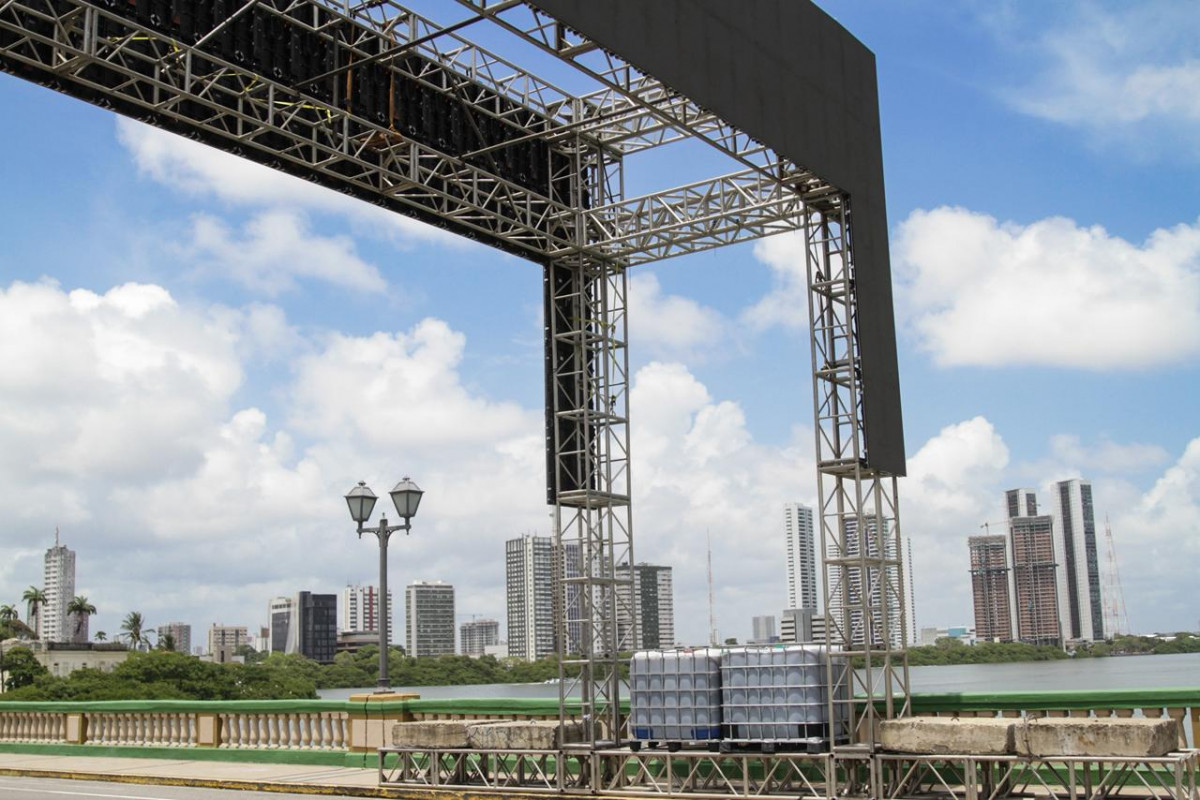 Pontes de acesso ao Recife Antigo também já estão recebendo as decorações do Carnaval (Foto: Marina Torres/DP Foto)