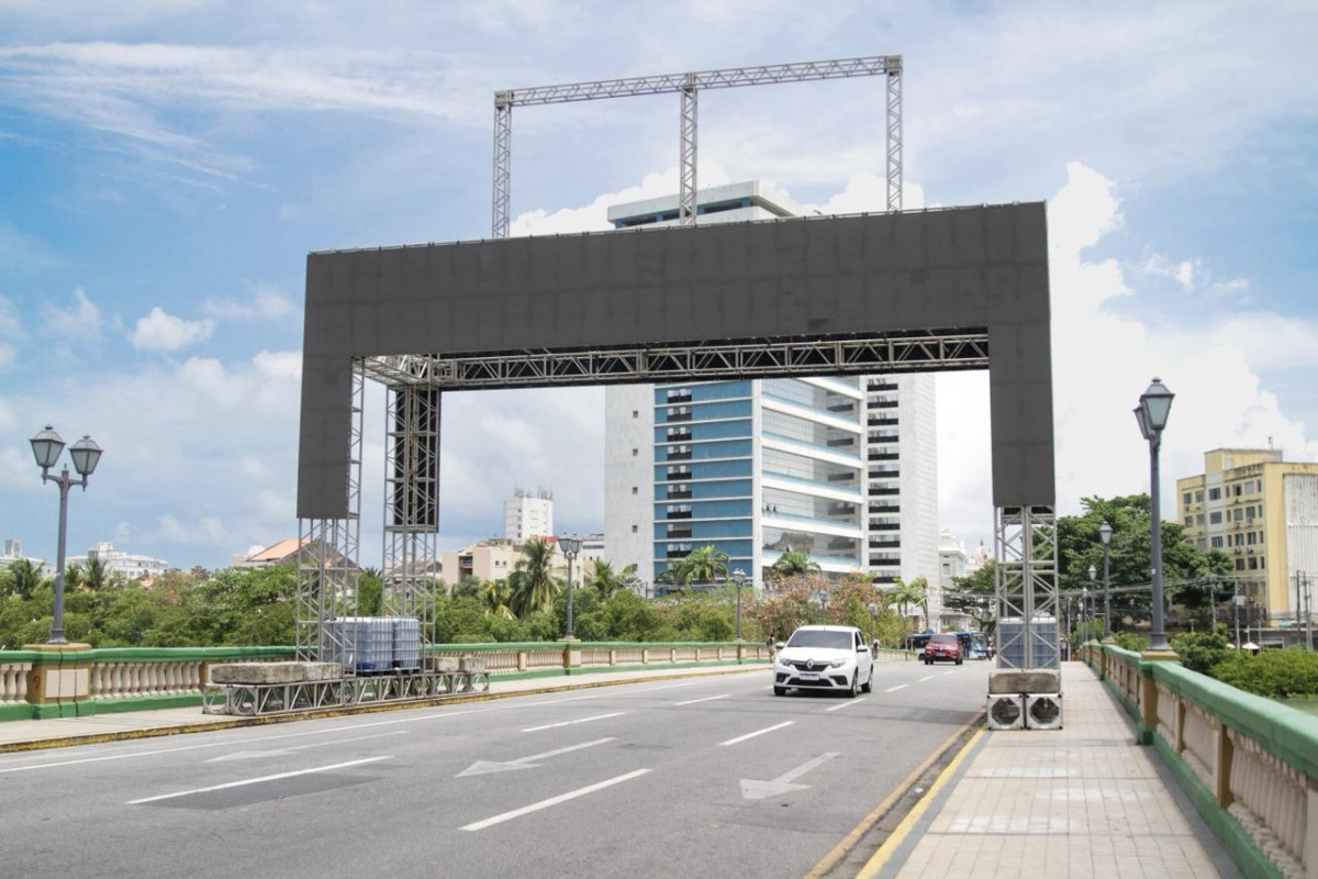 Ponte Buarque de Macedo, no centro do Recife, já está recebendo um pórtico coberto por painéis de LED (Foto: Marina Torres/DP Foto)