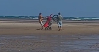 Motos circulam na faixa de areia em Tamandar&eacute; o contrariam lei 