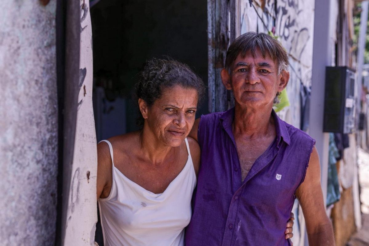 Vanessa Cristina, de 44 anos, e o companheiro João Alves, de 64 anos; Residente da comunidade do Arco-íris há 15 anos/Foto: Rafael Vieira/DP
