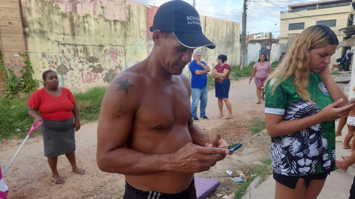 Tio do garoto atacado pelo tubarão disse que não sabia notícias dele e que estava angustiado  /Marília Parente/DP 