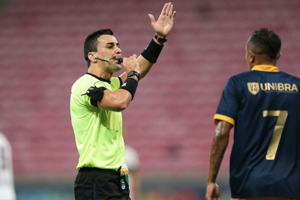 Árbitro Paulo Belence em ação pelo Campeonato Pernambucano/Rafael Melo/FPF