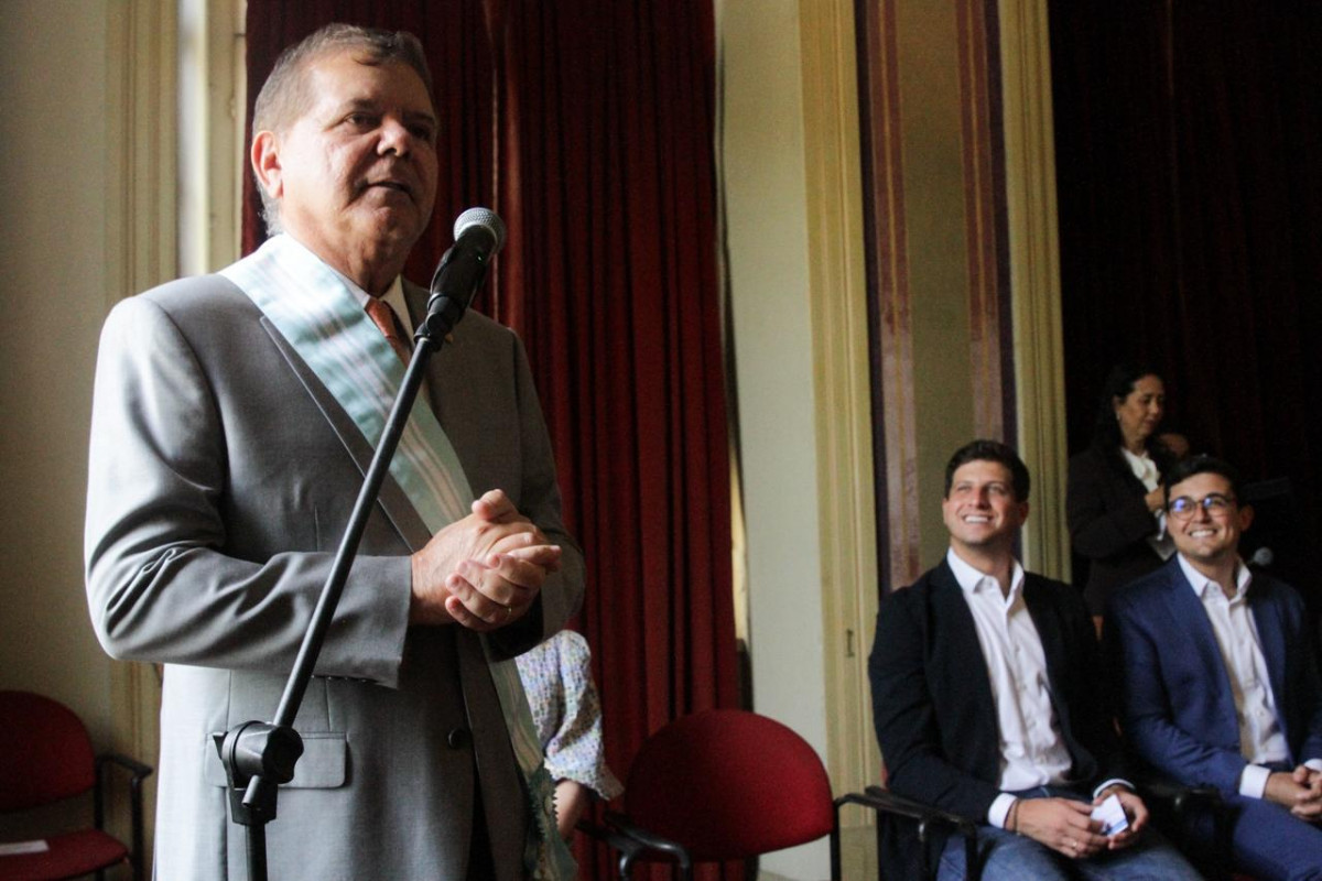 Desembargador Ricardo Paes Barreto foi homenageado em cerimônia com a participação do prefeito João Campos (PSB) /Marina Torres/ DP 