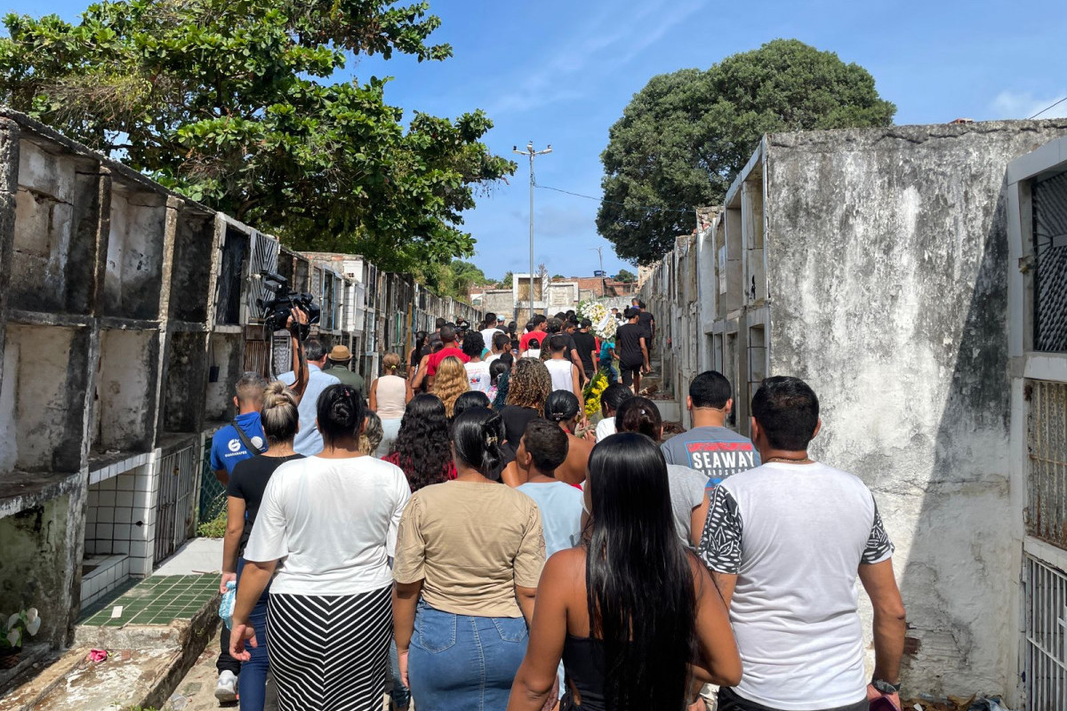 Corpo de adolescente que morreu após ataque de tubarão é enterrado em Olinda /Mareu Araújo/DP 