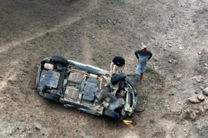 Carro capotou e caiu embaixo da ponte matando m&atilde;e e filha na zona rural de Carna&iacute;ba