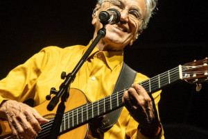 Caeatano Veloso traz a turn&ecirc; "Caetano nos Festivais".