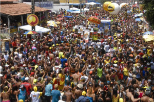 As Virgens de Olinda tradicionalmente desfilam antes da abertura oficial do Carnaval 