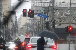 De acordo com o Inmet, o alerta laranja significa situa&ccedil;&atilde;o meteorol&oacute;gica perigosa