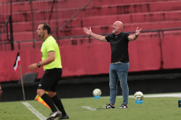 F&aacute;bio Cortez, t&eacute;cnico interino do Santa Cruz