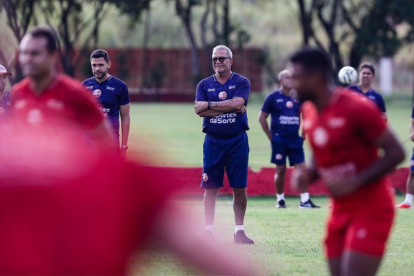 Elenco do N&aacute;utico em treinamento no CT Wilson Campos